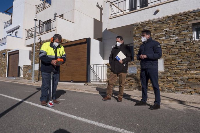 Archivo - El diputado provincial de Fomento, Óscar Liria, visita instalaciones de agua en Gérgal.
