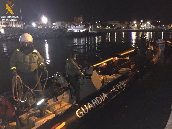 La Guardia Civil de Ceuta recupera 1,1 toneladas de hachís arrojadas al mar desde una narcolancha para poder huir