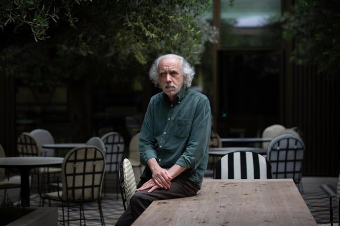 El director Fernando Trueba posa durante la presentación de la película El olvido que seremos en el BCN Film Fest, a 20 de abril de 2021, en Barcelona, Catalunya (España). La película es ganadora del Premio Goya como Mejor Película Iberoamericana