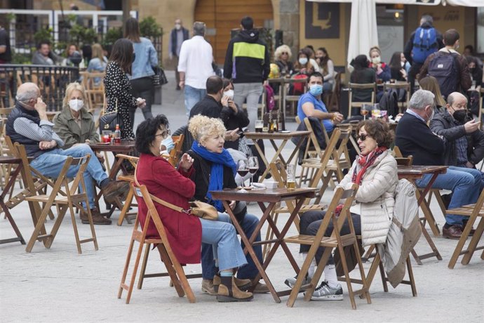 Una terraza llena de gente durante el primer día del puente de Semana Santa, en Gijón, Asturias (España), a 1 de abril de 2021. La región de Asturias permanece cerrada hasta el final del estado de alarma, previsto para el 9 de mayo. Otras de las medidas