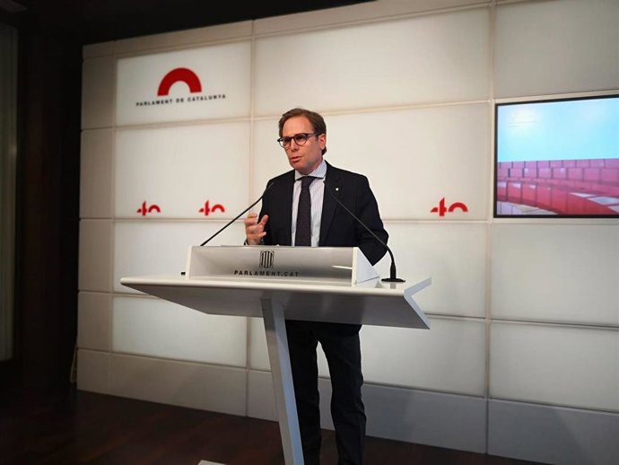 El portavoz de Vox en el Parlament, Joan Garriga, en rueda de prensa en el Parlament el 20 de abril de 2021.