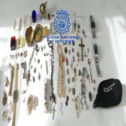 Joyas recuperadas a uno de los detenidos en Ponferrada (León).