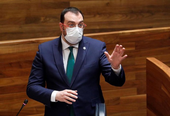 El presidente del Principado, Adrián Barbón, en el pleno de la Junta General.