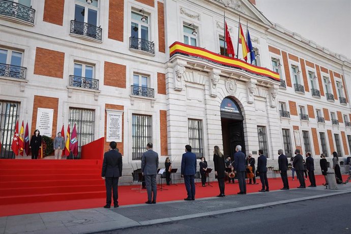 Archivo - La presidenta de la Comunidad de Madrid, Isabel Díaz Ayuso (1i); y el alcalde de Madrid, José Luis Martínez-Almeida (2i), durante la actuación de la Orquesta y Coro de la Comunidad de Madrid en el homenaje a las víctimas del Covid-19.