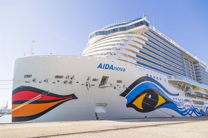 Archivo - El crucero AIDANova, en el Puerto de Cádiz, este martes