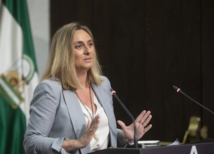 La consejera de Fomento, Marifrán Carazo , durante la rueda de prensa posterior a la reunión del consejo de Gobierno de la Junta de Andalucía. En Sevilla (Andalucía, España), a 20 de abril de 2021.