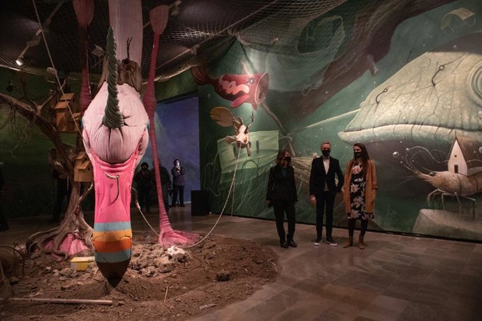 La consellera de Agricultura, Mireia Moll, visita la exposición 'Naturaleza Muerta' en el Centre del Carme de Cultura Contemporánea.