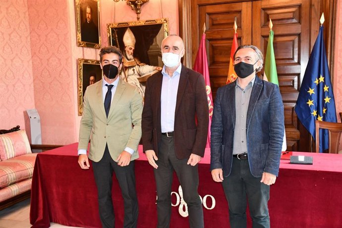 Firma del convenio entre Emvisesa y el Colegio de Aparejadores