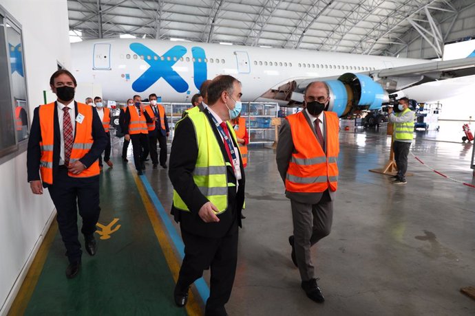 El presidente aragonés, Javier Lambán, ha visitado las instalaciones de Tarmac en el aeropuerto industrial de Teruel.