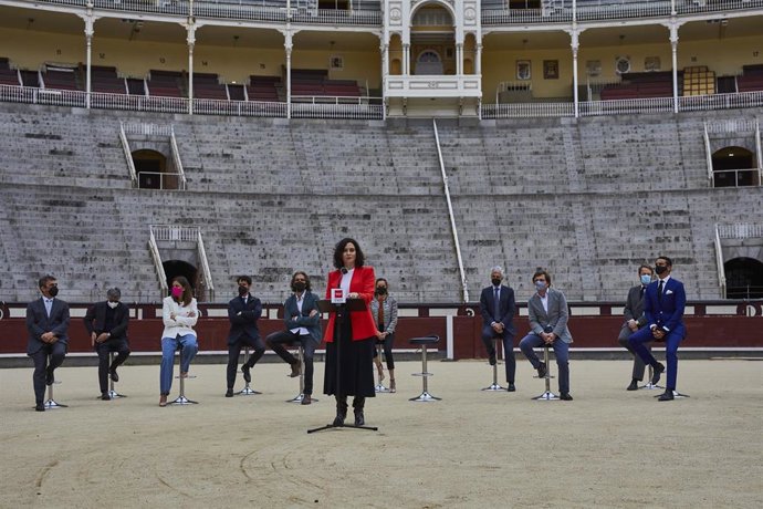 La presidenta de la Comunidad de Madrid, Isabel Díaz Ayuso interviene en la plaza de toros de Las Ventas, a 8 de abril de 2021, en Madrid (España). 