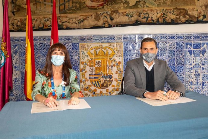 El director de Turismo del Ayuntamiento de Madrid, Héctor Coronel, y la presidenta de la Asociación Profesional de Guías de Turismo (APIT), Rosa Lisandra, firman un acuerdo de colaboración