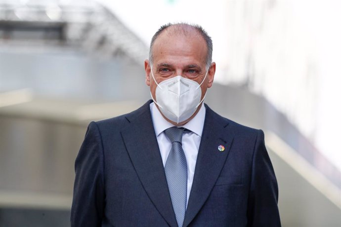 Archivo - Javier Tebas, President of LaLiga, is seen during an event celebrated on Calle Preciados in Madrid in which the City Council supports the restart of the remaining matches of LaLiga in Spanish football interrupted by the coronavirus COVID19 pan