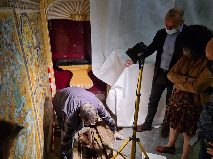 Sacan a la luz un sarcófago con los restos de una niña en el Palacio Gótico del Alcázar