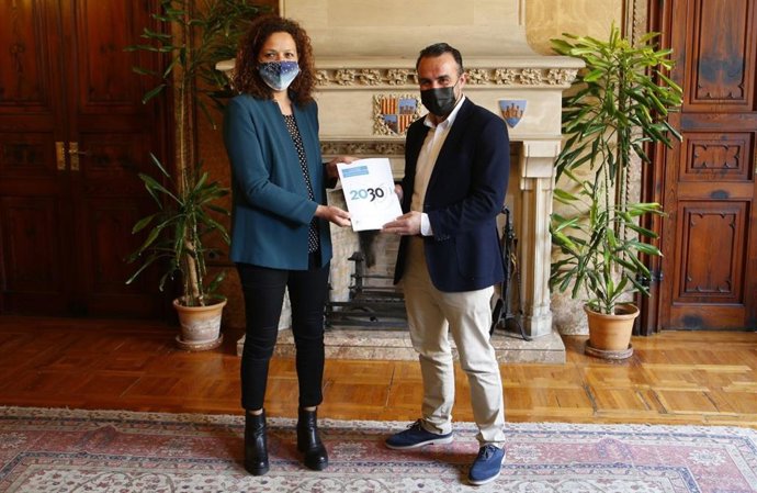 La presidenta del Consell de Mallorca, Catalina Cladera, recibe el dictamen 'Horizonte 2030'.