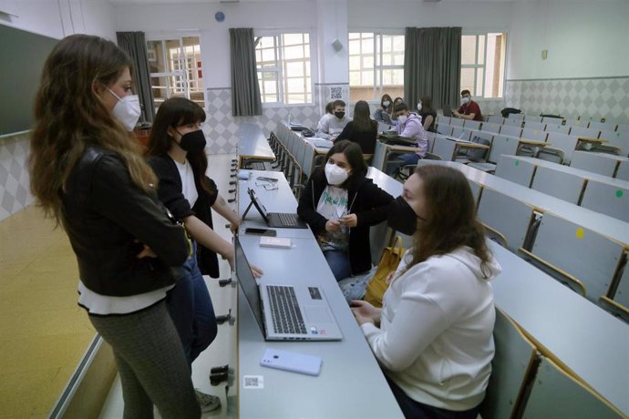 Varios estudiantes charlando en una clase de la Facultad de Derecho de la Universidad de Málaga