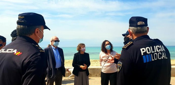Representantes políticos y policiales durante su visita a las instalaciones de videovigilancia de Playa de Palma.