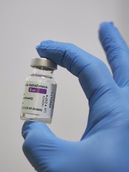 Una sanitaria con un vial de la vacuna de AstraZeneca contra el Covid-19