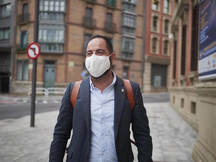 Archivo - El portavoz del PSN en el Parlamento de Navarra, Ramón Alzórriz, llega al Parlamento de Navarra en una imagen de archivo.