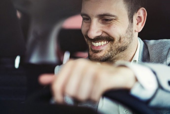 Archivo - Conductor de un vehículo