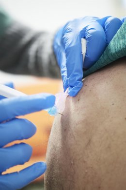 Imagen de archivo de una sanitaria vacunando contra la Covid-19