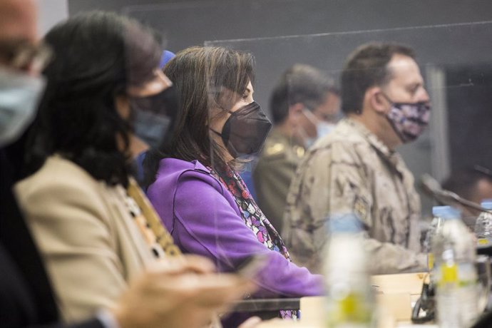 La ministra de Defensa, Margarita Robles durante una reunión por videoconferencia con los comandantes de los mandos componentes de la operación Misión Baluarte desde el Centro de Operaciones Conjuntas del Mando de Operaciones de Retamares, a 20 de abr