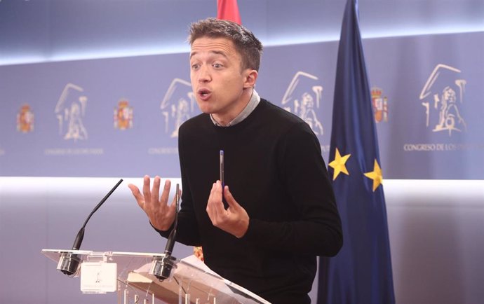 El líder de Más País, Íñigo Errejón, interviene en una rueda de prensa anterior a una Junta de Portavoces, a 20 de abril de 2021, en el Congreso de los Diputados, Madrid, (España).