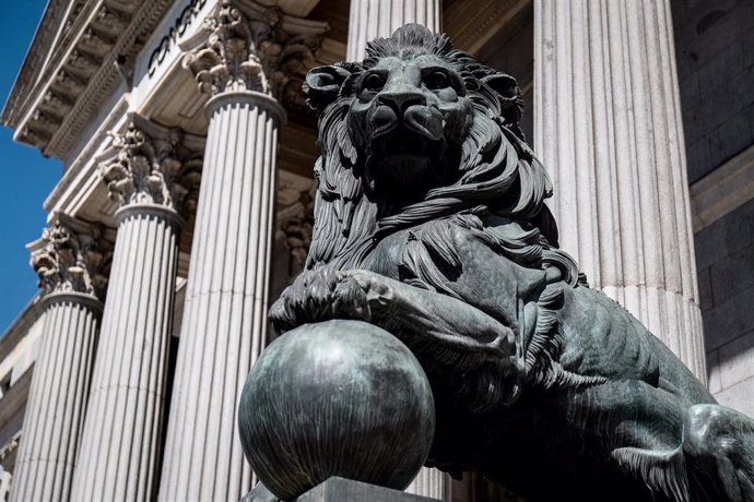 Archivo - Uno de los emblemáticos leones que se encuentran delante de la fachada del Congreso 