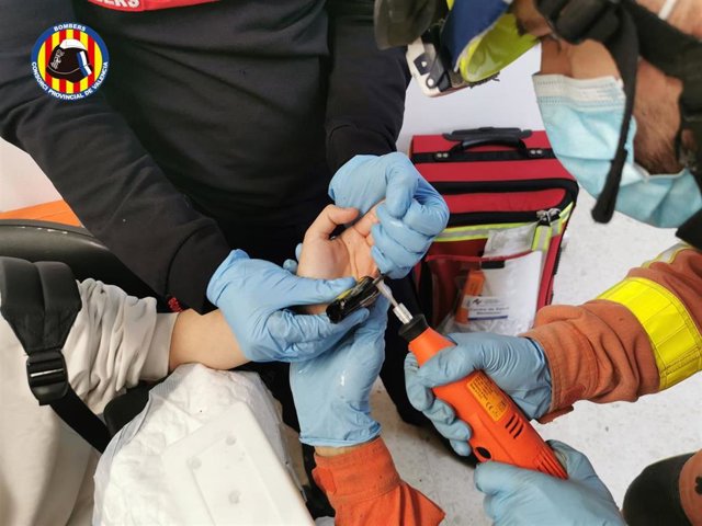 Momento de la intervención de los bomberos para sacar el dedo de la chica del tubo