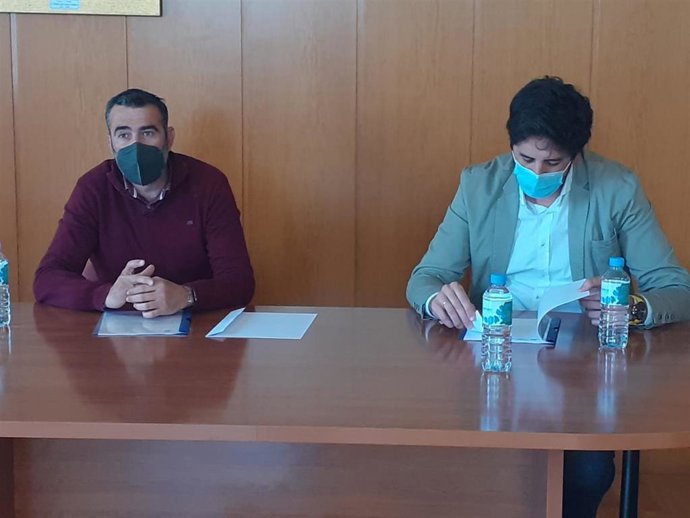 Javier Pizarro con el alcalde de San José del Valle