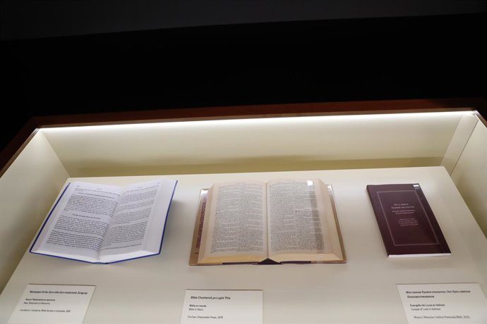 Archivo - Algunos de los ejemplares de las 1.600  biblias en más de 1.900 lenguas distintas que componen la exposición 'La Biblia. Un viaje por las lenguas del mundo'.
