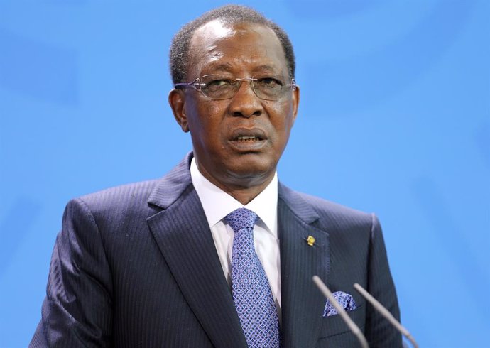 Archivo - FILED - 12 October 2016, Berlin: President of the Republic of Chad, Idriss Deby, speaks during a press conference with German Chancellor Angela Merkel after their meeting. A Chadian army spokesman said that Deby has died after sustaining injur