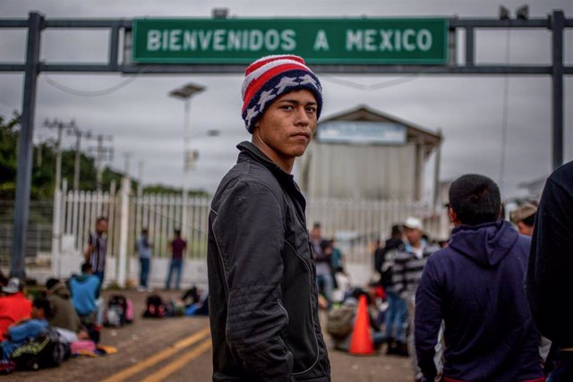 Archivo - Un migrante en la frontera entre México y Guatemala.