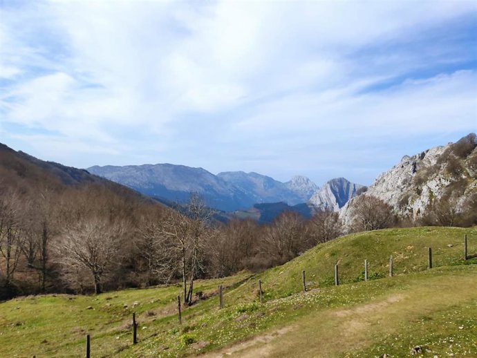 Nubes medias y altas en Urkiola (Bizkaia)
