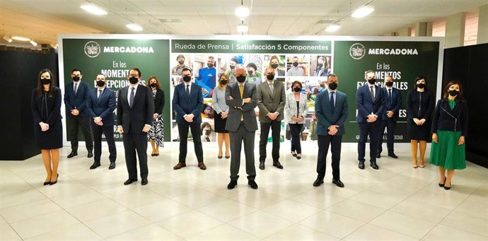 Juan Roig y miembros del Comité de Dirección de Mercadona tras la celebración de la rueda de prensa 2020