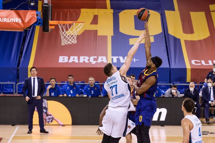 Archivo - Brandon Davies of Fc Barcelona shoot to basket during the Turkish Airlines EuroLeague, match between Fc Barcelona  and Zenit St. Petersburgo at Palau Blaugrana on January 26, 2021 in Barcelona, Spain.