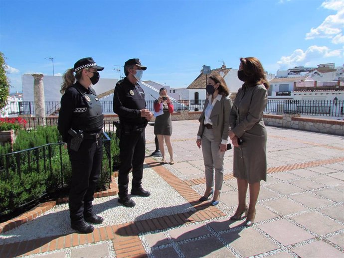 Patricia Navarro, delegada del Gobierno andaluz en Málaga, junto a policías locales de Alhaurín el Grande