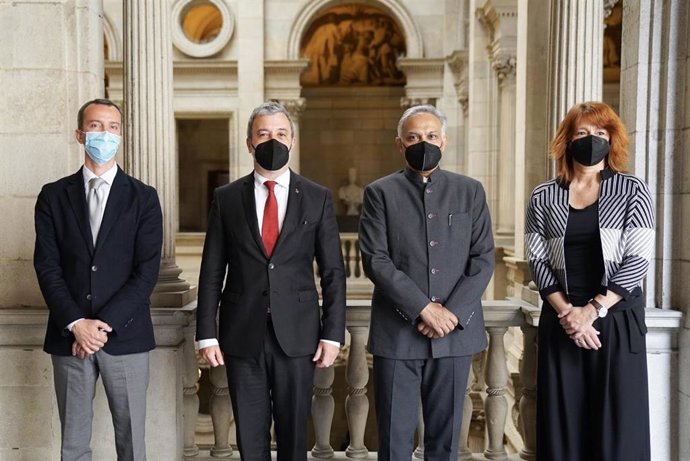 El teniente de alcalde de Barcelona, Jaume Collboni; el embajador de la India, Sanjay Verma; y la tercera teniente de alcalde, Laia Bonet.