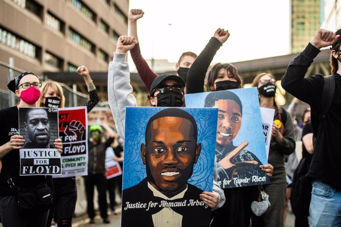 29 March 2021, US, Minneapolis: People take part in a protest in downtown Minneapolis, on the first day of the trial of former officer Derek Chauvin over the killing of George Floyd. Floyd is an African American man killed during an arrest in Minneapoli