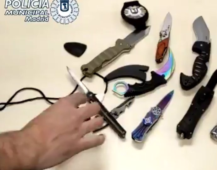 Intervenidas por la Policía Municipal de Madrid diez armas prohibidas (navajas de diferentes características) con las que se iba a completar una venta por internet en el distrito de Hortaleza