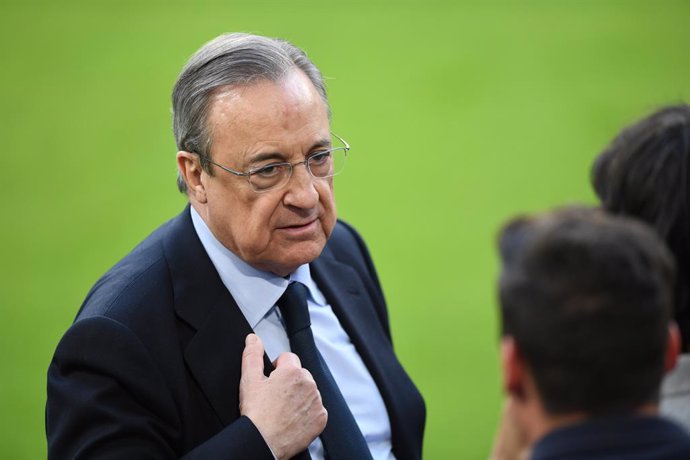 FILED - 24 April 2018, Bavaria, Munich: Real Madrid President Florentino Perez follows his team's training session at the Allianz Arena. Photo: Andreas Gebert/dpa