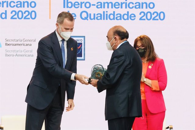 El presidente de Santander España, Luis Isasi, recoge el premio Iberoamericano de la Calidad 2020 de la mano del Rey Felipe VI