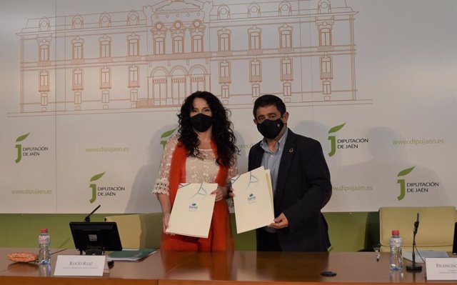Rocío Ruiz y Francisco Reyes tras la firma del acuerdo entre la Consejería de Igualdad y Famsi