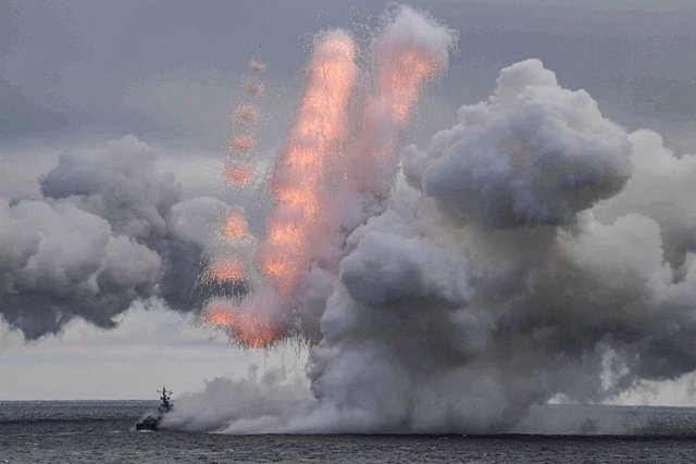 Archivo - Un buque de guerra ruso participa en unas pruebas de lanzamiento de misiles con capacidad nuclear Kinzhal y Kalibr en aguas del mar Negro cerca de la península de Crimea