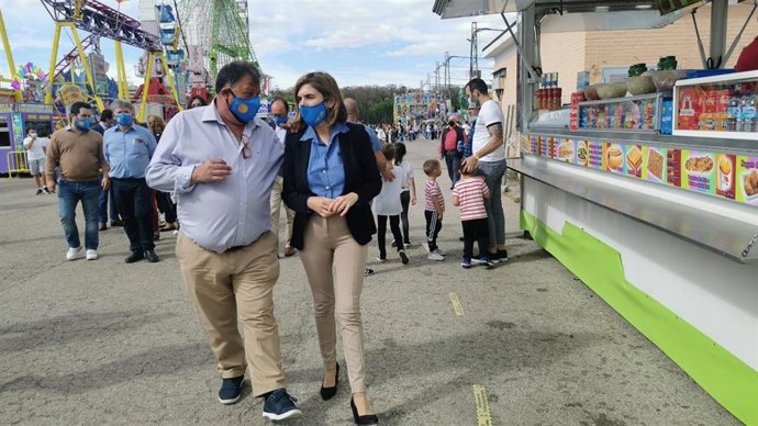 La consejera de Empleo, Formación y Trabajo Autónomo, Rocío Blanco, con el presidente de la Asociación de Industriales Feriantes de Andalucía, Ceuta y Melilla, Antonio Palacios, en Vive Park Sevilla.