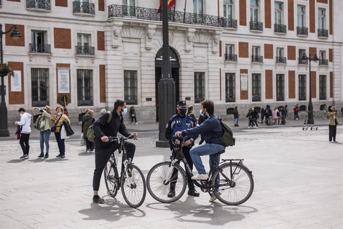 Varias personas en la puerta del Sol, en Madrid (España), a 26 de marzo de 2021. Un total de 4.818 efectivos de las Fuerzas y Cuerpos de Seguridad del Estado (FCSE) se desplegarán esta Semana Santa en la Comunidad de Madrid para realizar las labores de 