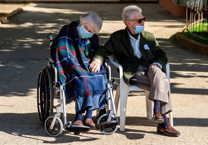 Una pareja de ancianos de la residencia de Sra. de la Consolación, en Sevilla.