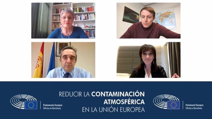 D'esquerra a dreta, la periodista Milagros Pérez Oliva (moderadora de l'acte), l'eurodiputat Javi López, el director general de Qualitat i Avaluació Ambiental, Ismael Aznar; i l'assessora d'ECODES, Cristina Monge, aquest dimarts 20 d'abril de 2021.