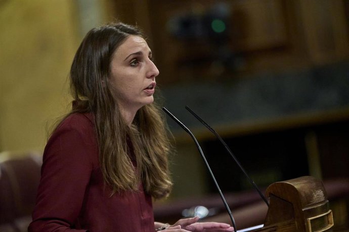 La diputada de Unidas Podemos Lucía Muñoz interviene durante una sesión plenaria en el Congreso de los Diputados. 