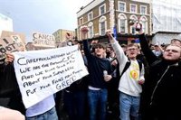 Aficionados del Chelsea protestan contra la Superliga en los aledaños de Stamford Bridge