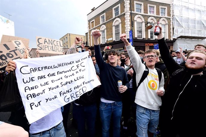 Aficionados del Chelsea protestan contra la Superliga